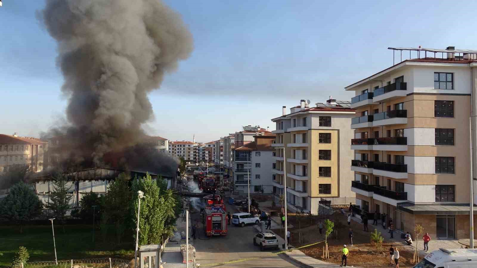 Malatya&rsquo;da iş&ccedil;ilerin kaldığı yatakhane yandı