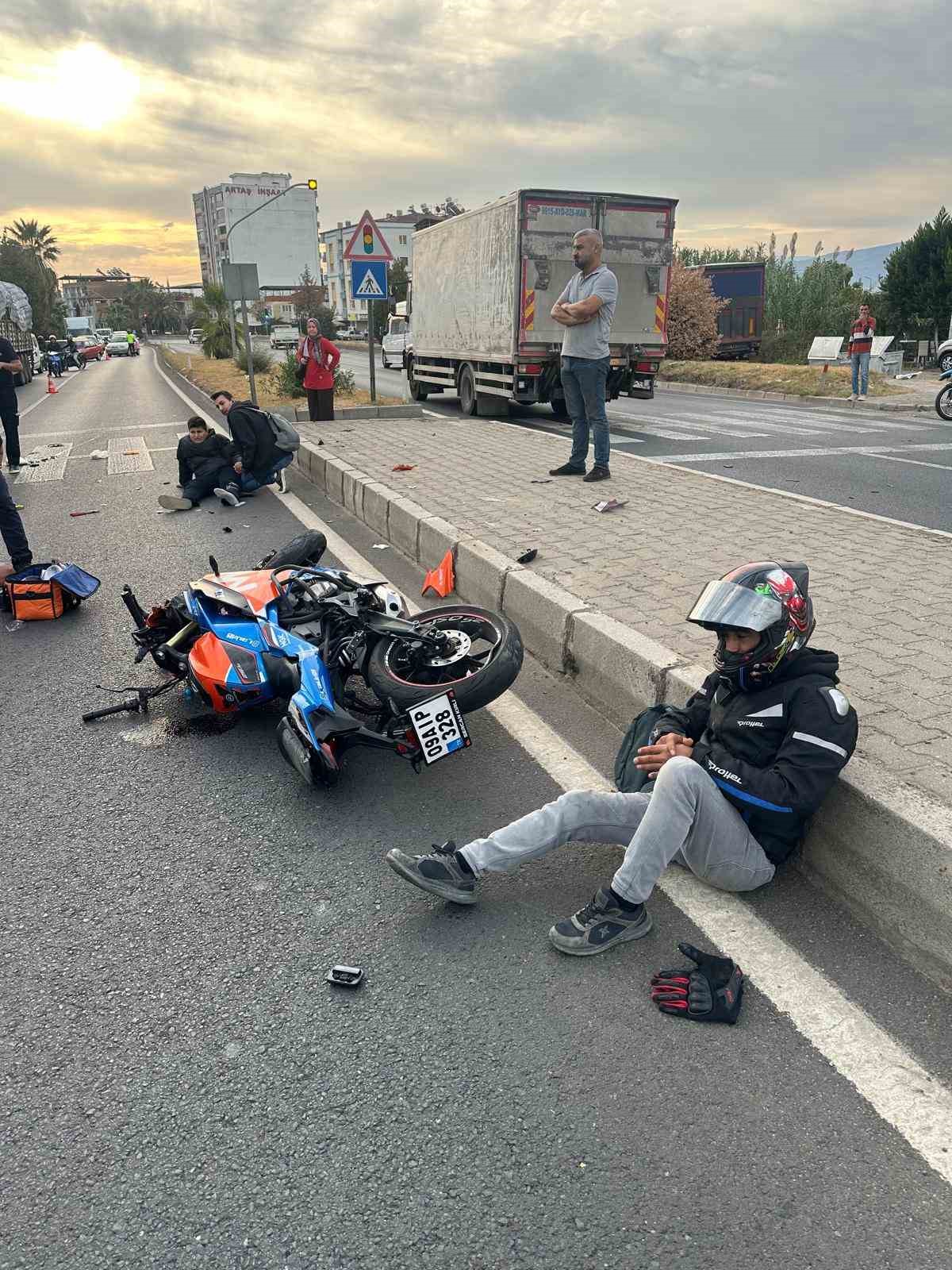 Umurlu&rsquo;da motosikletler &ccedil;arpıştı: 3 yaralı
