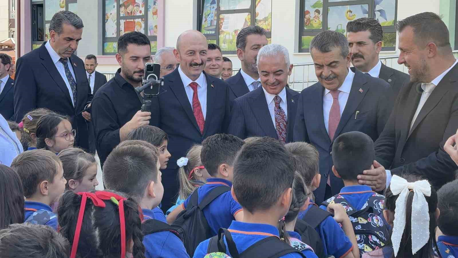 Bakan Tekin miniklerin bayrak t&ouml;renine katıldı, &ouml;ğretmenlerle bir araya geldi