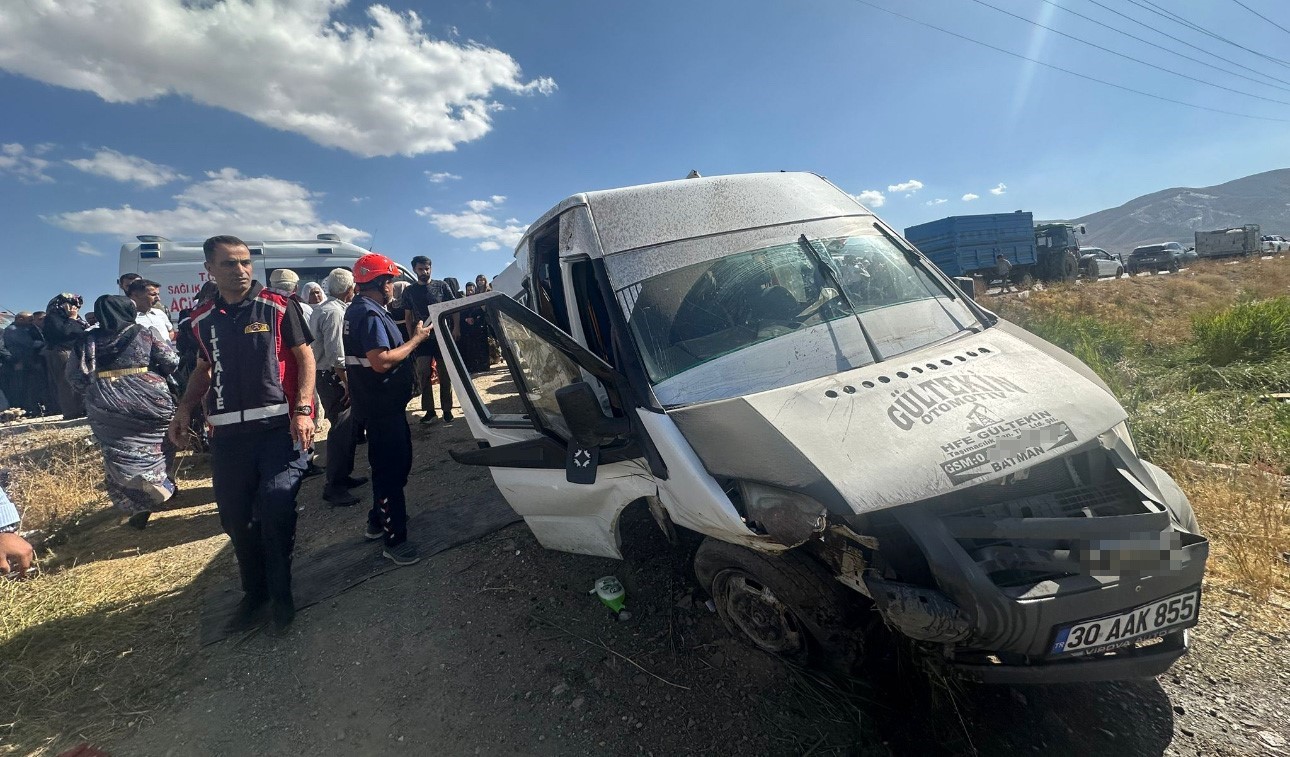 Y&uuml;ksekova&rsquo;da minib&uuml;s, kapağı a&ccedil;ık bırakılan r&ouml;gar &ccedil;ukuruna &ccedil;arptı: 6 yaralı