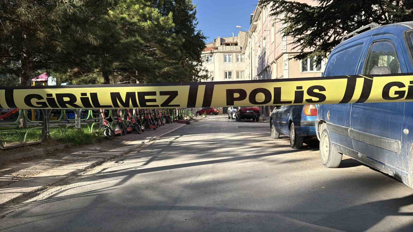 Eskişehir&rsquo;de &rsquo;yan bakma&rsquo; kavgasında 3 kişi yaralandı
