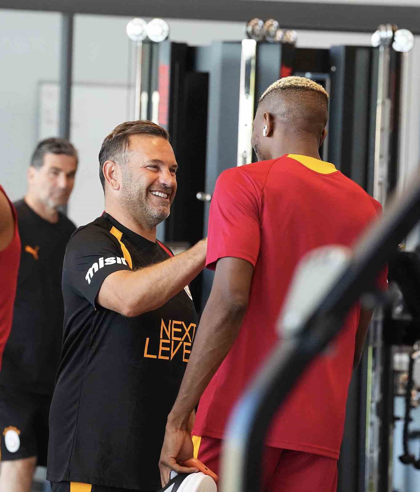 Galatasaray, sabah salonda, akşam sahada &ccedil;alıştı