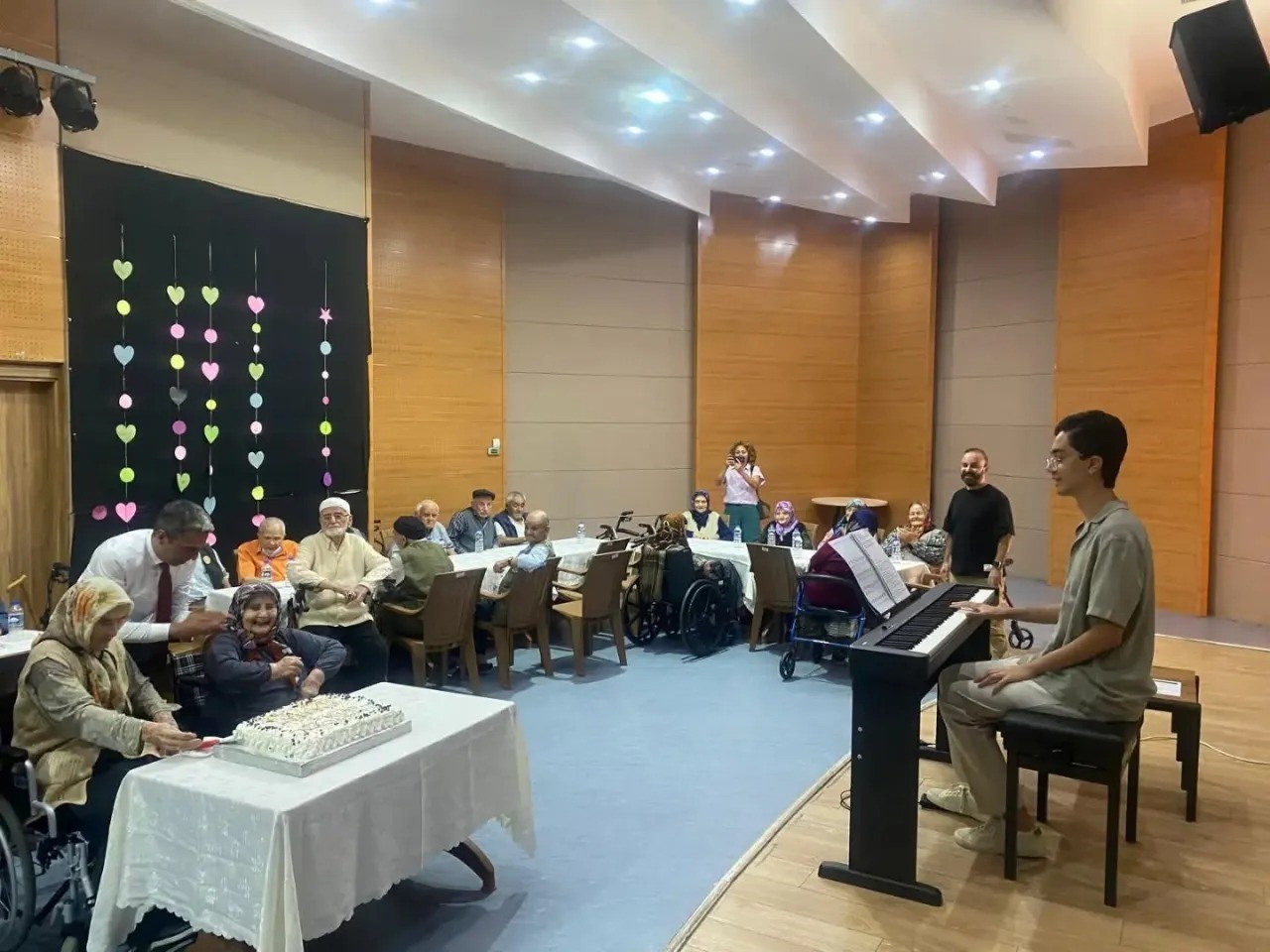 Sinop&rsquo;ta huzurevi sakinlerine s&uuml;rpriz doğum g&uuml;n&uuml;