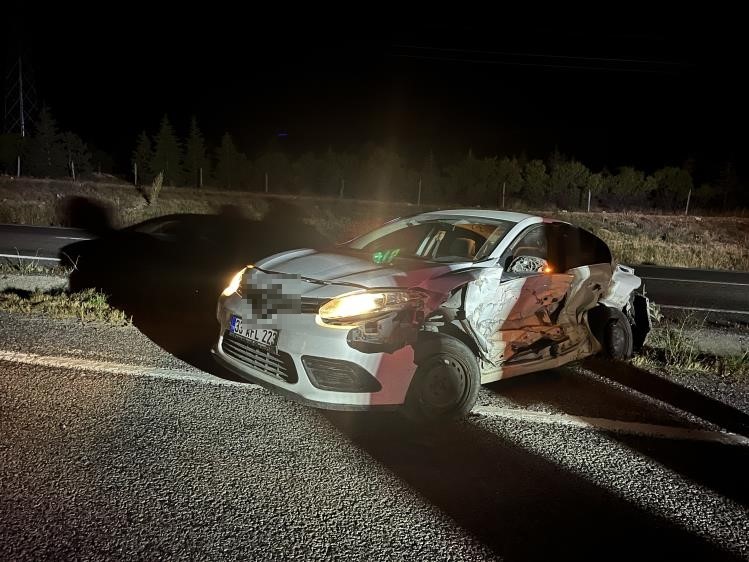 Niğde&rsquo;de iki otomobil kafa kafaya &ccedil;arpıştı: 1&rsquo;i ağır, 7 yaralı