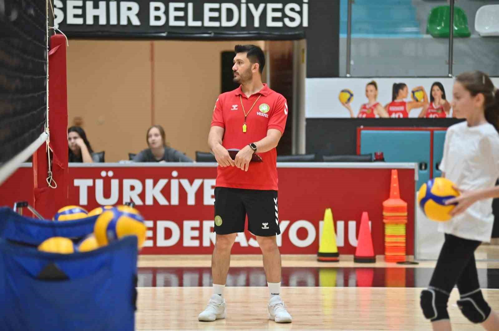 Manisa BBSK&rsquo;da geleceğin sultanları parkeye &ccedil;ıktı