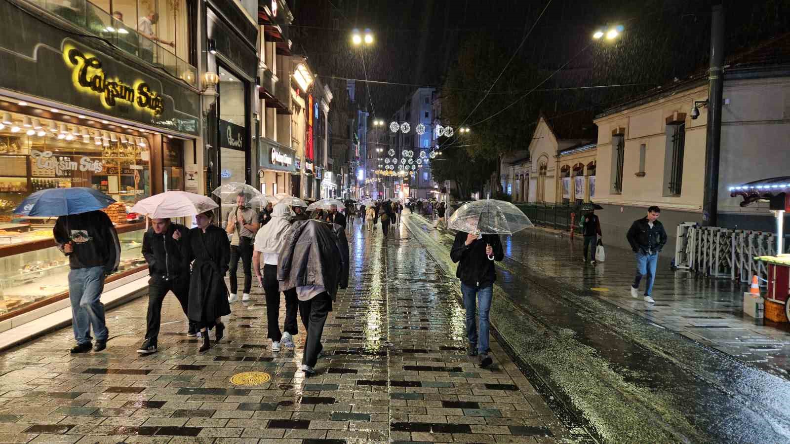 Taksim&rsquo;de beklenen sağanak bir anda bastırdı: Zincirlikuyu alt ge&ccedil;idini su bastı