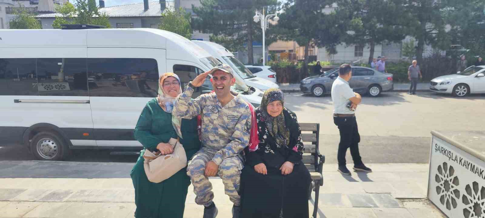 Askerlik hayalini temsili eğlence ile ger&ccedil;eğe d&ouml;n&uuml;şt&uuml;rd&uuml;ler
