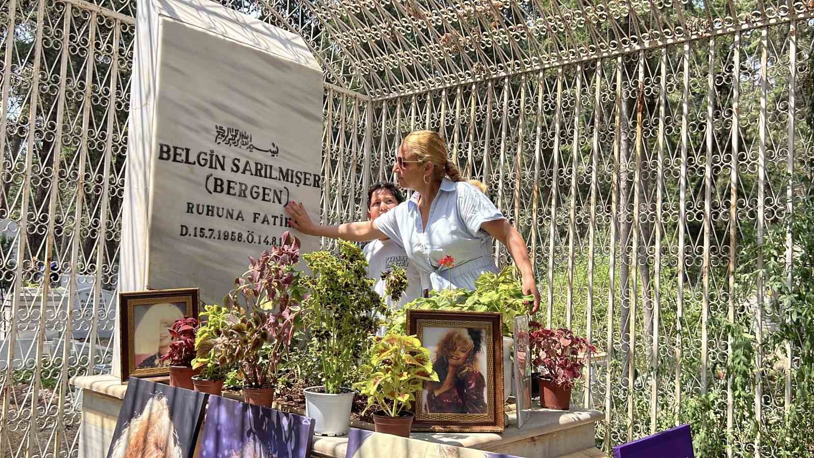 Şarkıcı Bergen, &ouml;l&uuml;m yıl d&ouml;n&uuml;m&uuml;nde mezarı başında anıldı
