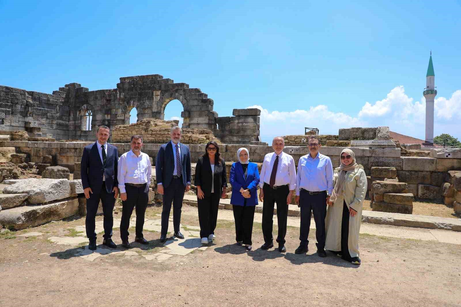 TBMM Yapay Zeka Araştırma Komisyonu Başkanı Dönmez ve Sarıeroğlu, Konuralp Antik Kenti’ni gezdi