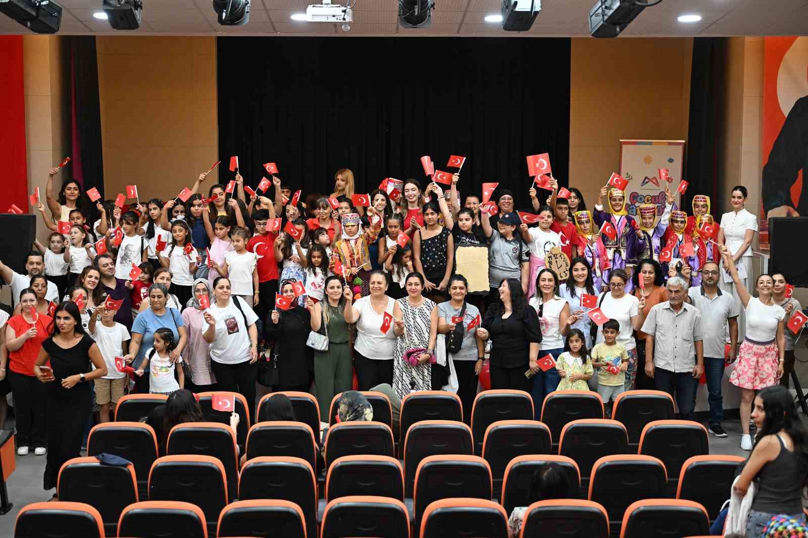 Mersin&rsquo;de &ccedil;ocuklardan 30 Ağustos&rsquo;ta coşkulu kutlama