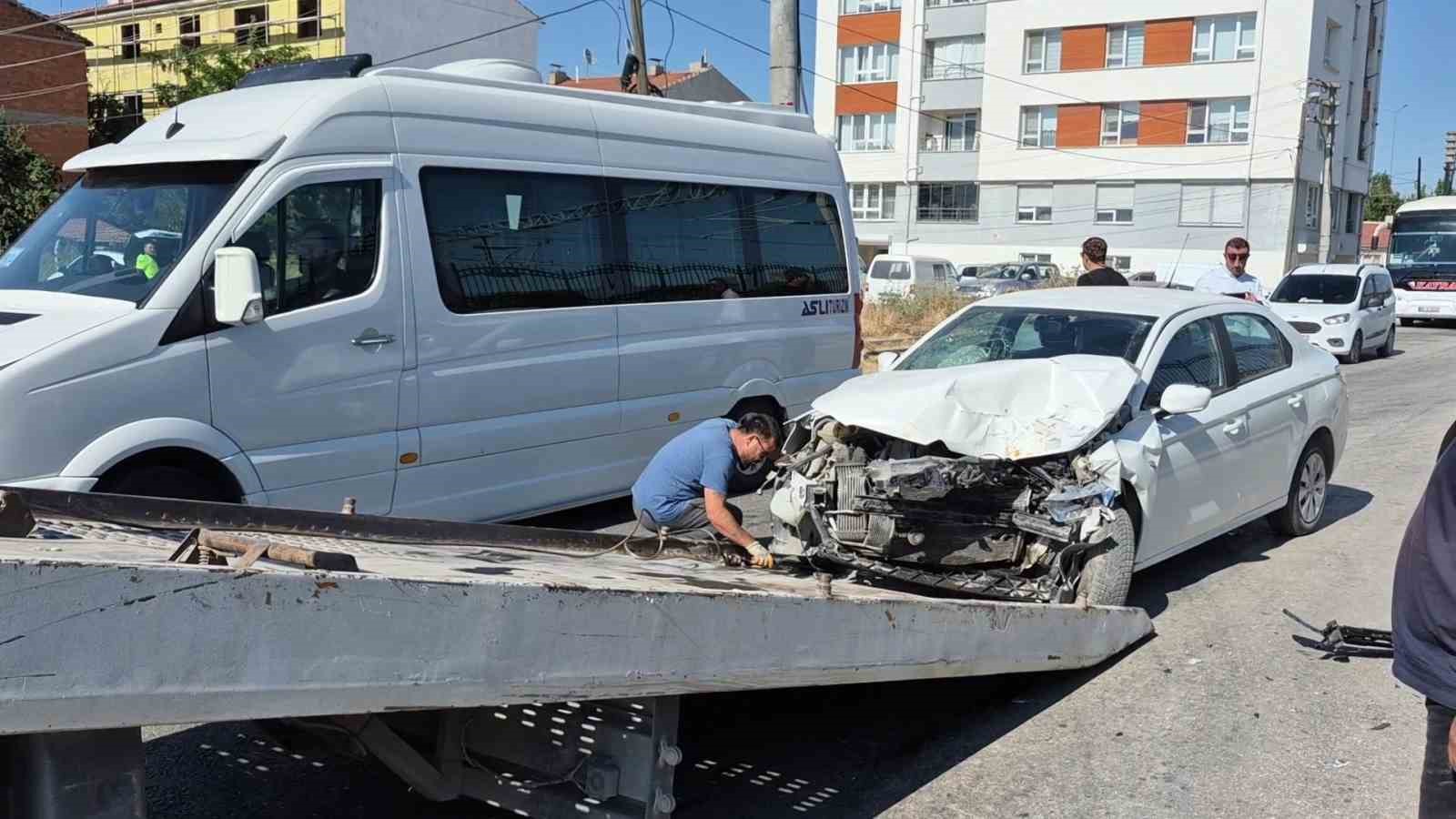 Eskişehir’de 2 belediye aracının çarptığı otomobildeki 2 kişi yaralandı