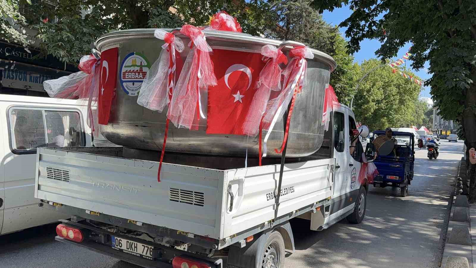 Yaprak Festivali&rsquo;nde 100 bin 60 dolmanın pişeceği dev kazanı iş makinesiyle taşındı