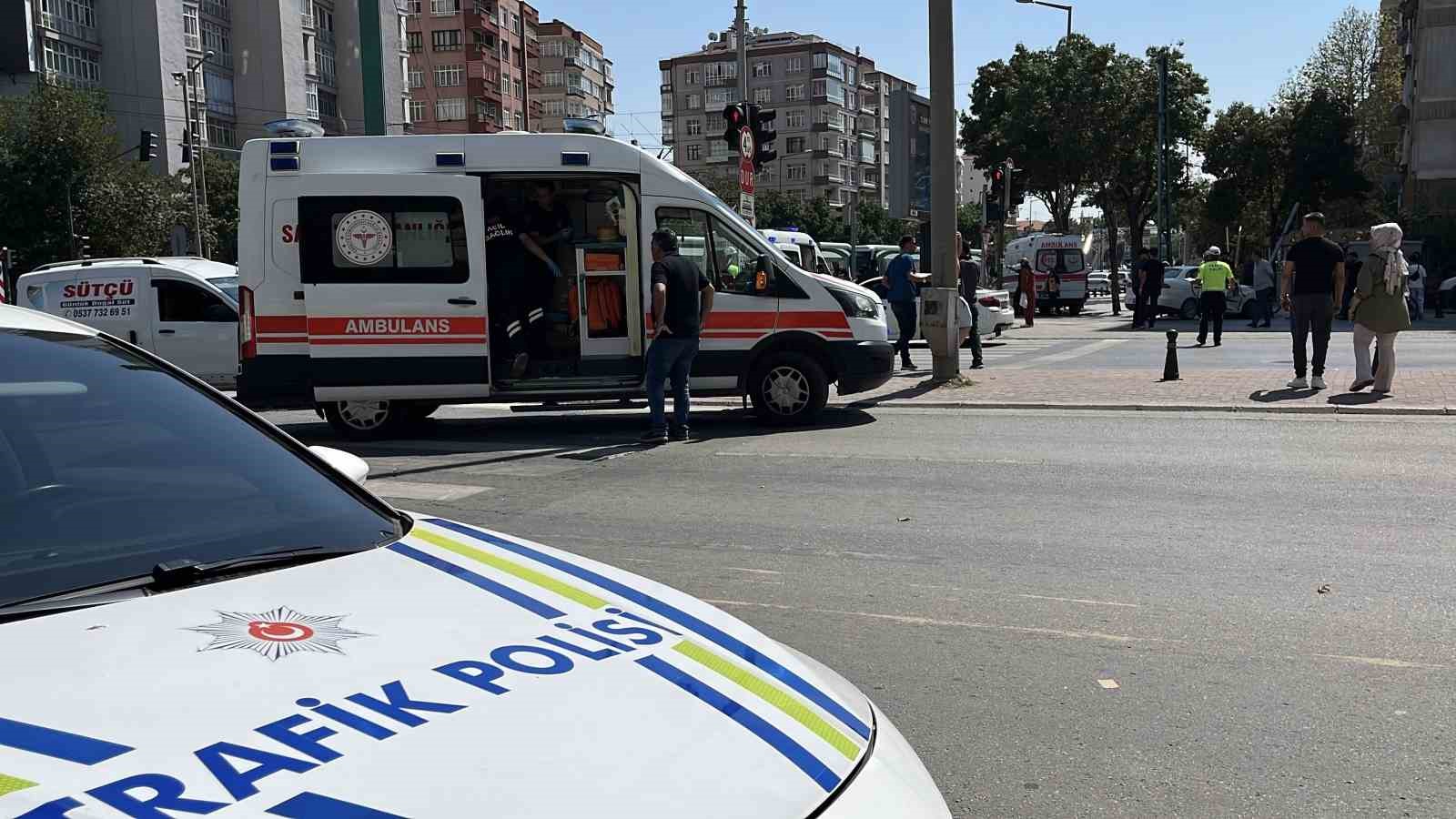 Otomobil ile kamyonet &ccedil;arpıştı: 1&rsquo;i &ccedil;ocuk 6 yaralı