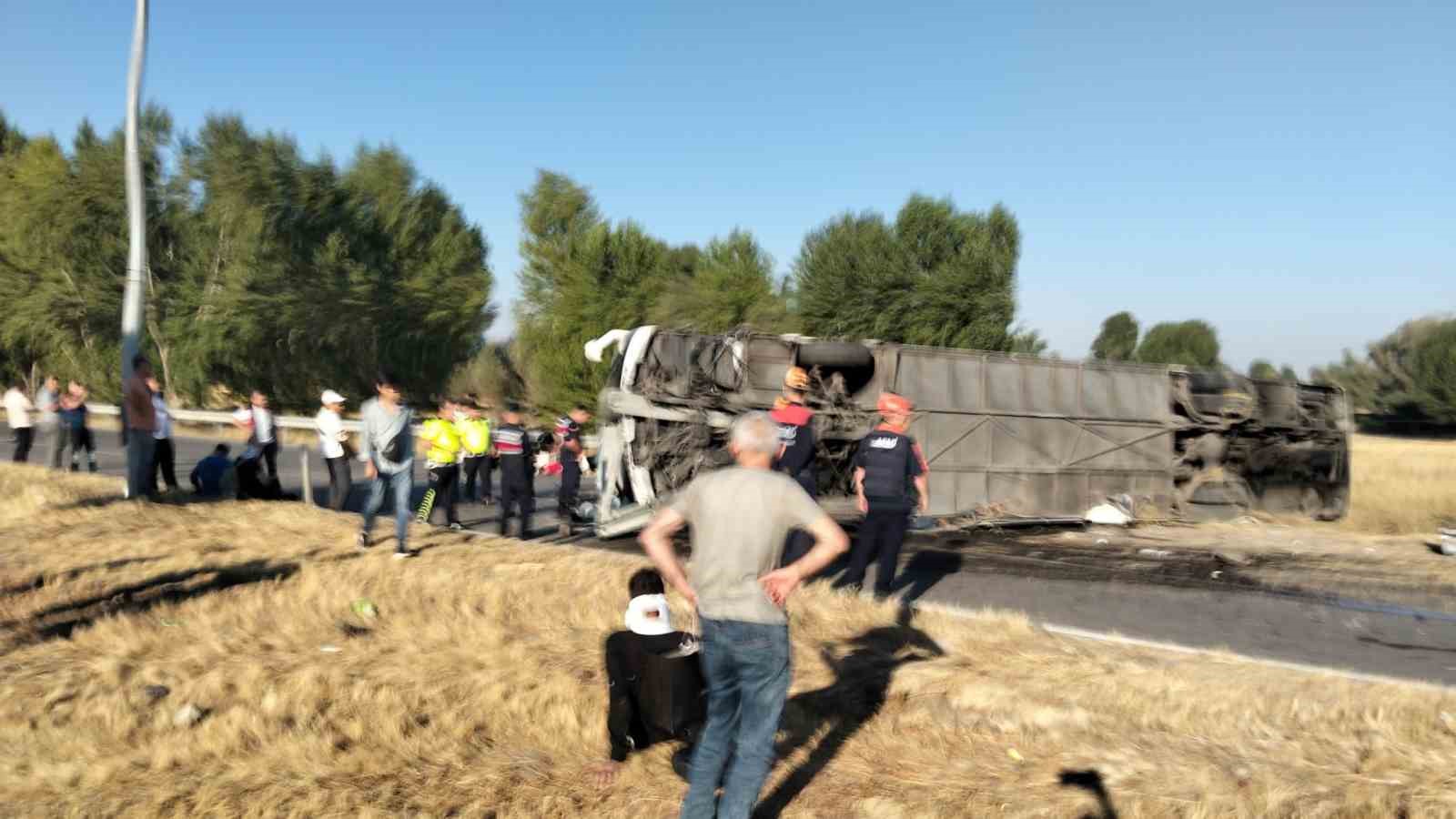 Afyon&rsquo;da kontrolden &ccedil;ıkan yolcu otob&uuml;s&uuml; devrildi: Yaralılar var