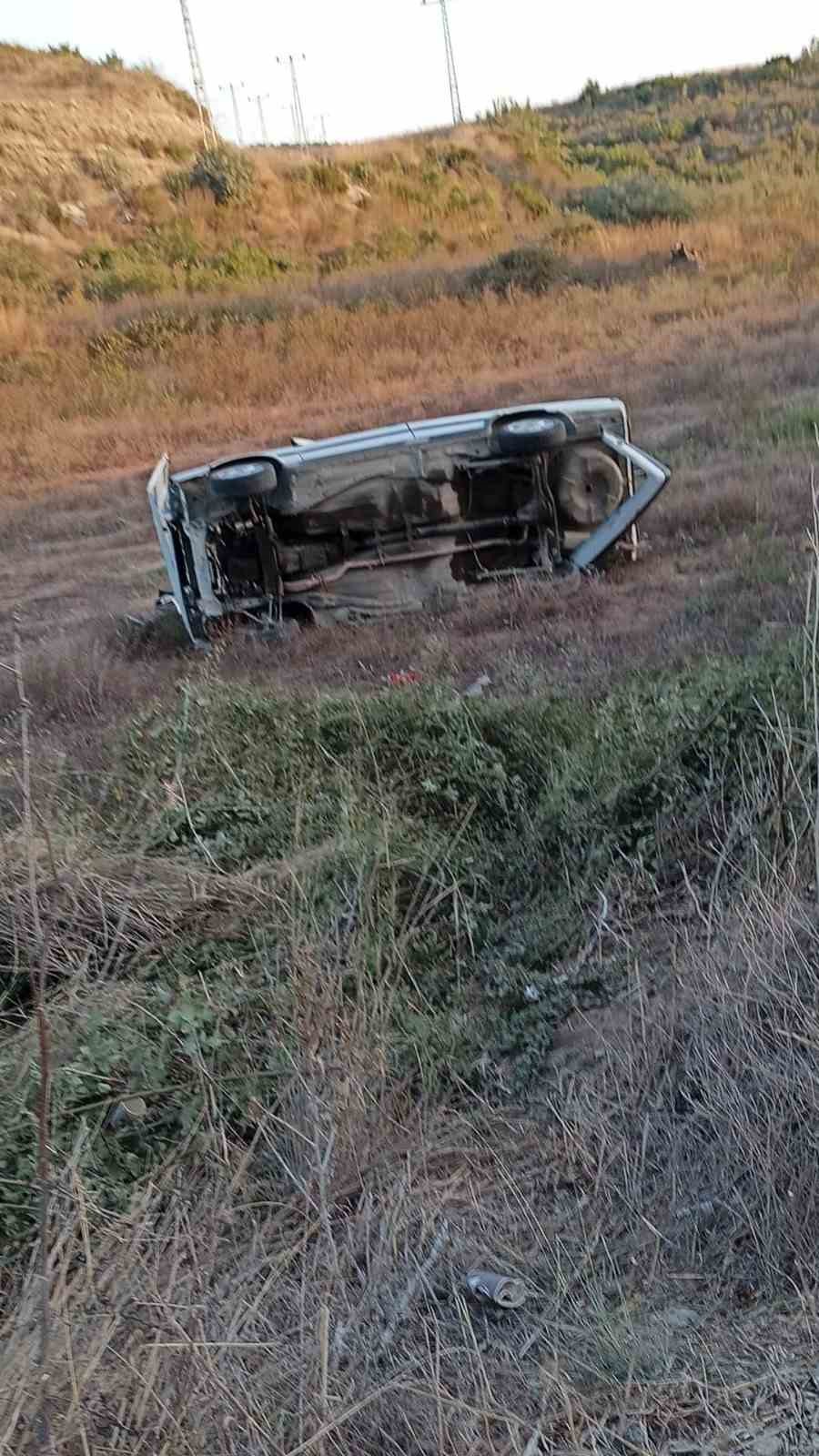 Antalya&rsquo;da şarampole yuvarlanan aracın s&uuml;r&uuml;c&uuml;s&uuml; yaralandı