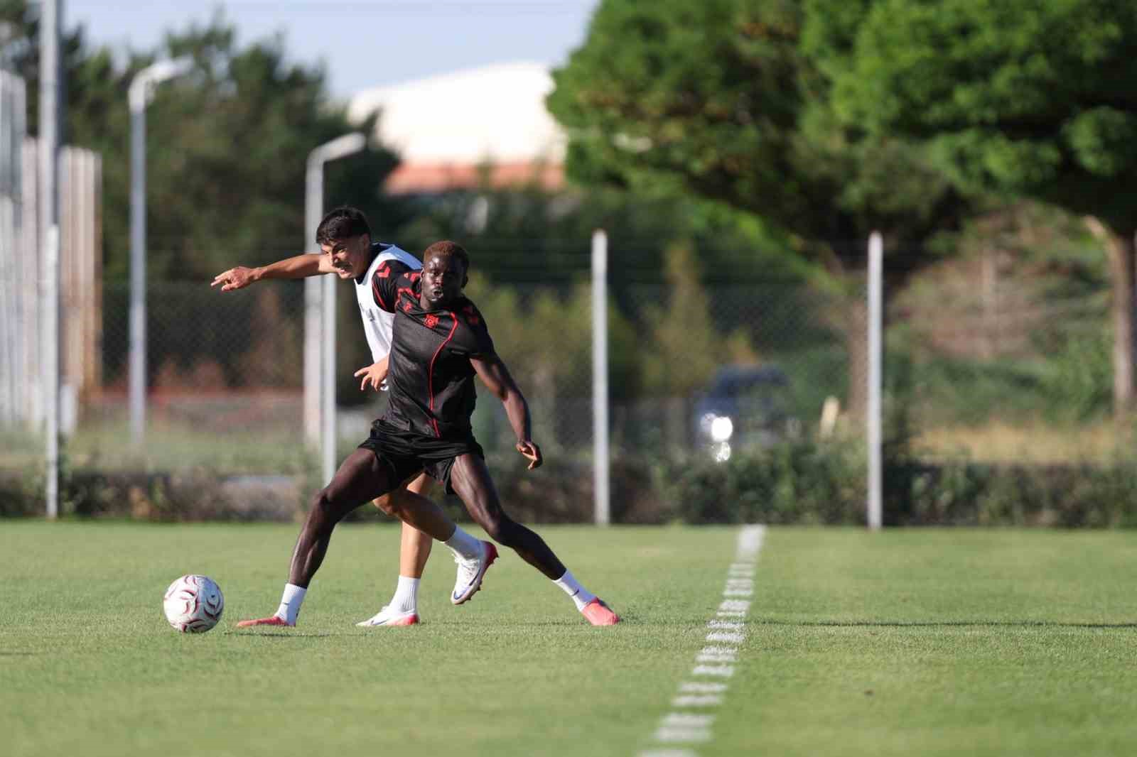 Sivasspor, &ccedil;ift idmanla yeni sezona hazırlanıyor