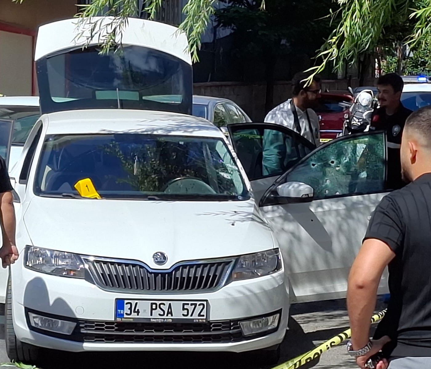 Sancaktepe&rsquo;de seyir halindeki otomobile silahlı saldırı: 1 &ouml;l&uuml;