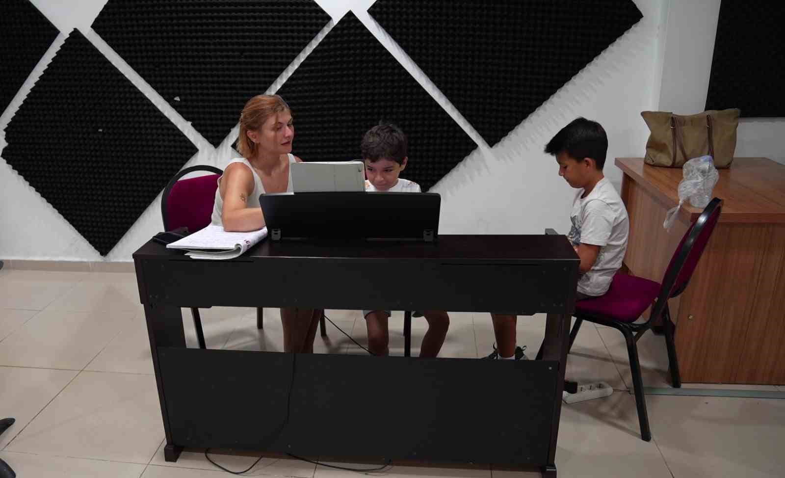 Yaz sanat kursları &ccedil;ocukları ve gen&ccedil;leri sanatla buluşturuyor