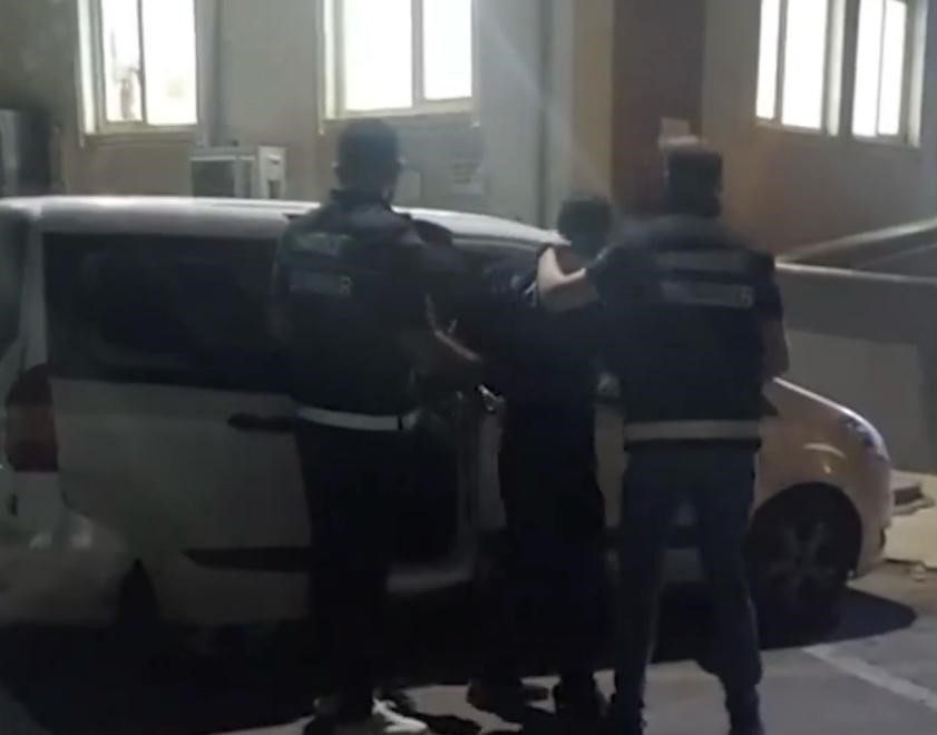 Midelerinde uyuşturucu taşıyan 2 kişi tutuklandı