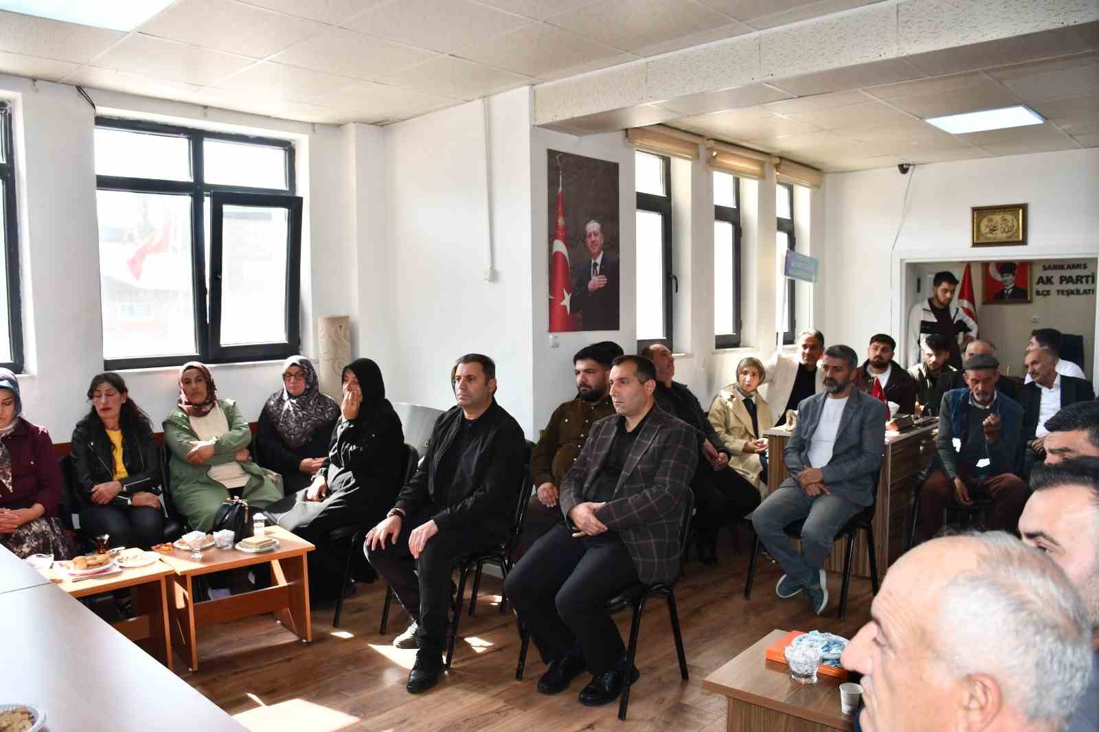 T&uuml;rkiye Y&uuml;zyılı Buluşmaları i&ccedil;in Kars&rsquo;a gelen AK Parti Erzurum Milletvekili &Ouml;z, Sarıkamış&rsquo;ta esnaf ve teşkilatla buluştu
