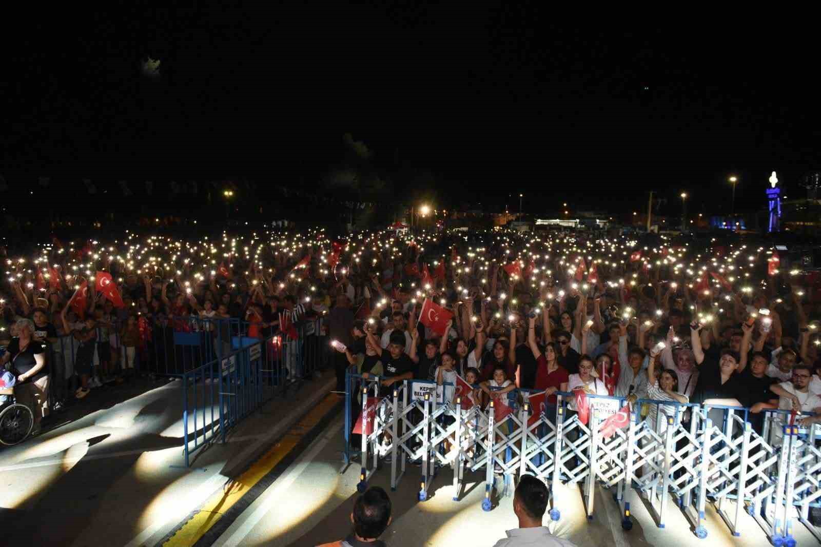 Kepez&rsquo;de Zafer coşkusu: Binlerce Antalyalı Dokumapark&rsquo;ta buluştu