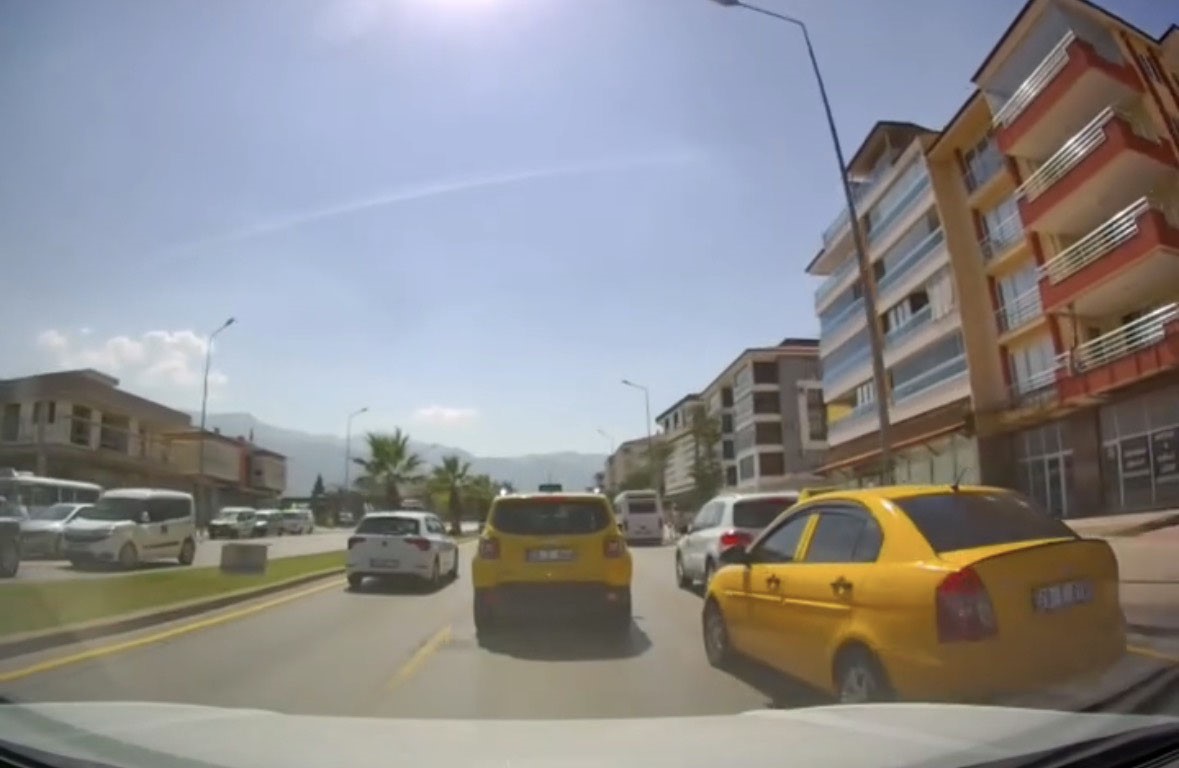 Ani şerit değiştirem taksi kazaya neden oluyordu