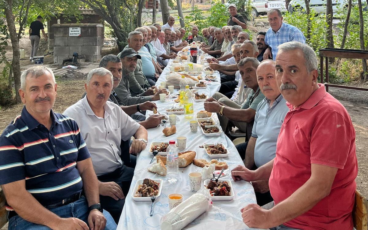 Lise arkadaşları 43 yıl sonra Ahlat&rsquo;ta buluştu