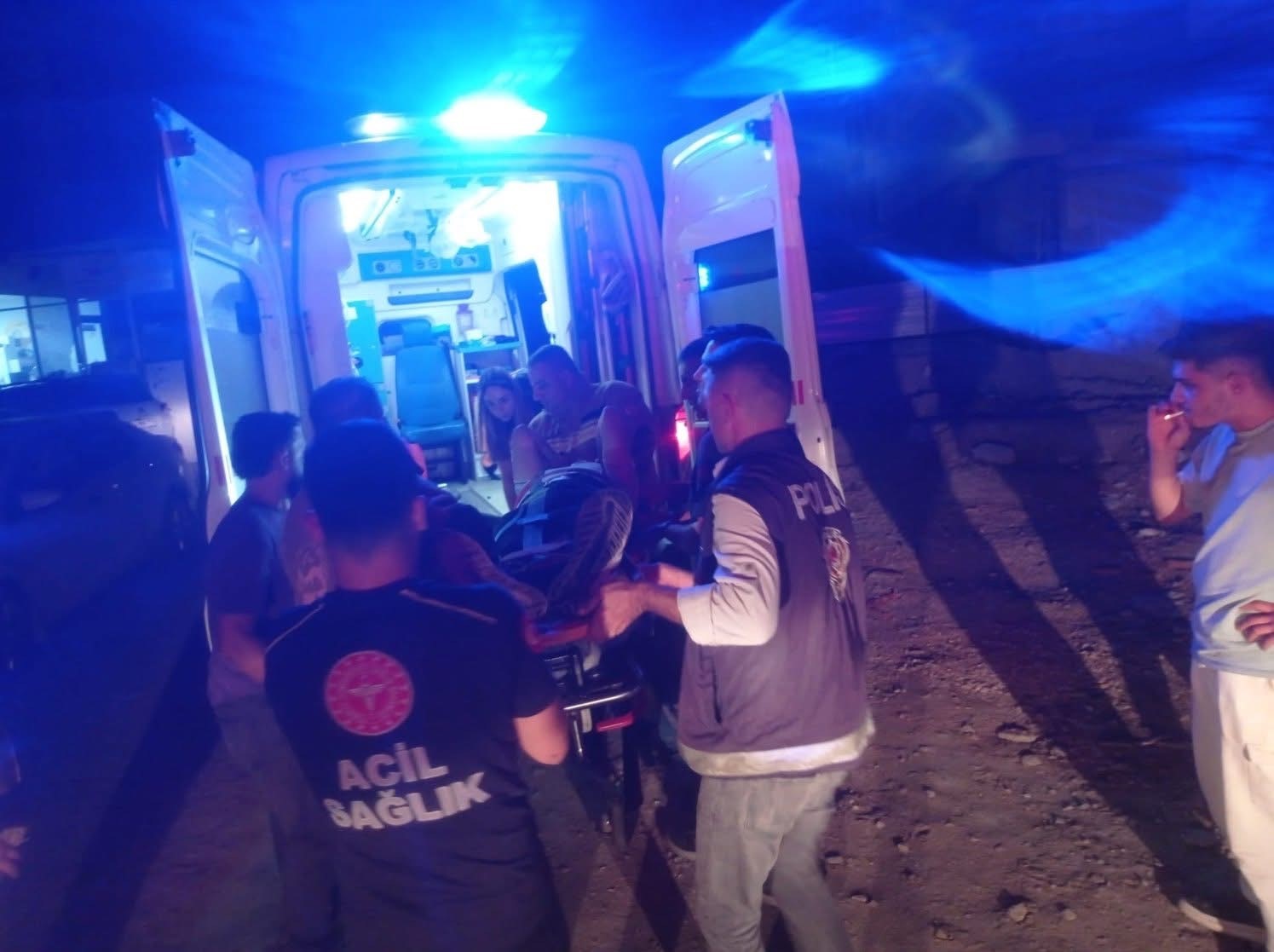 Defne&rsquo;de inşaat halindeki binanın asans&ouml;r boşluğuna d&uuml;şen şahıs yaralandı