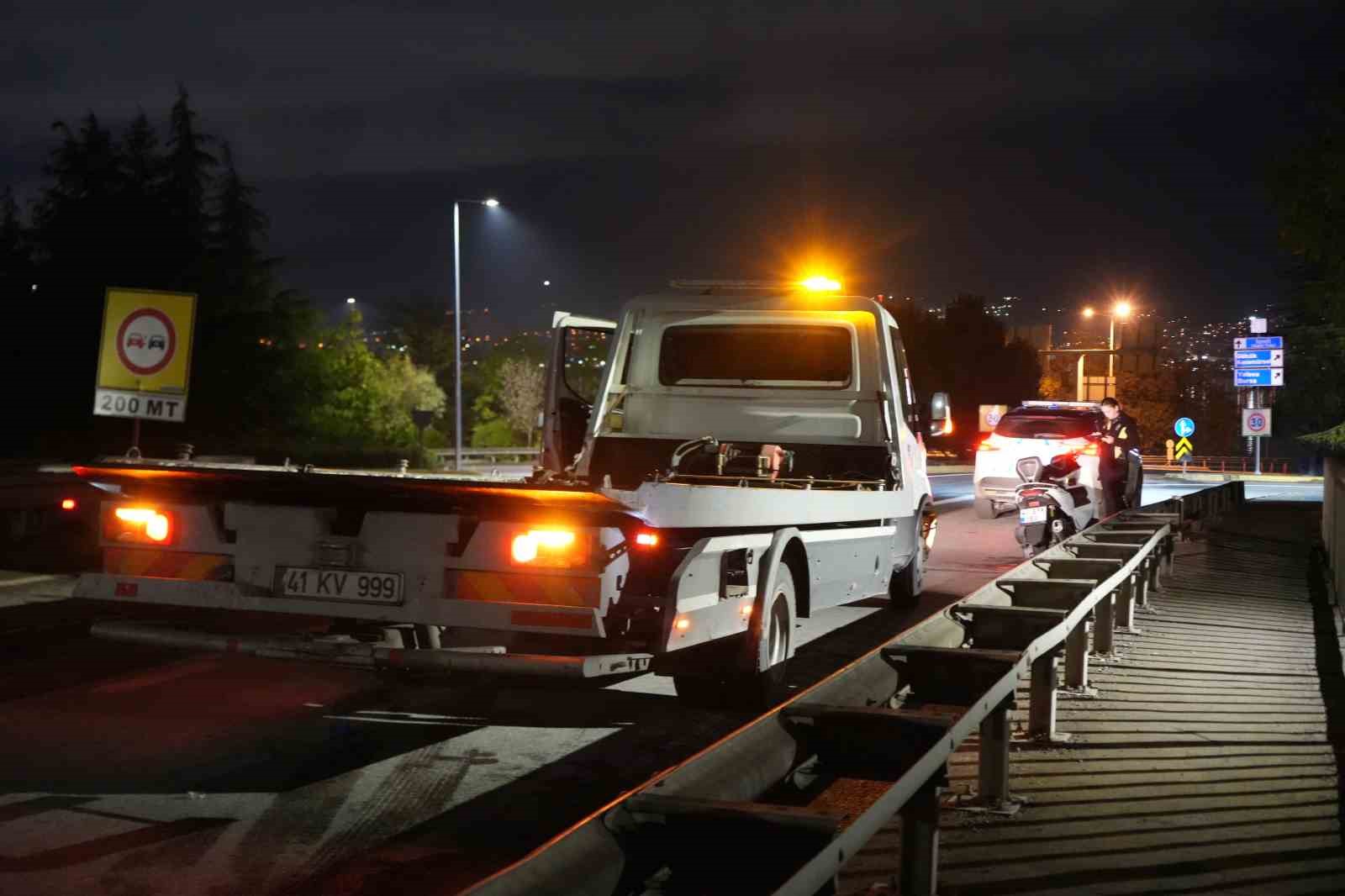 Motosiklet bariyere &ccedil;arptı: 34 yaşındaki s&uuml;r&uuml;c&uuml; yaralandı