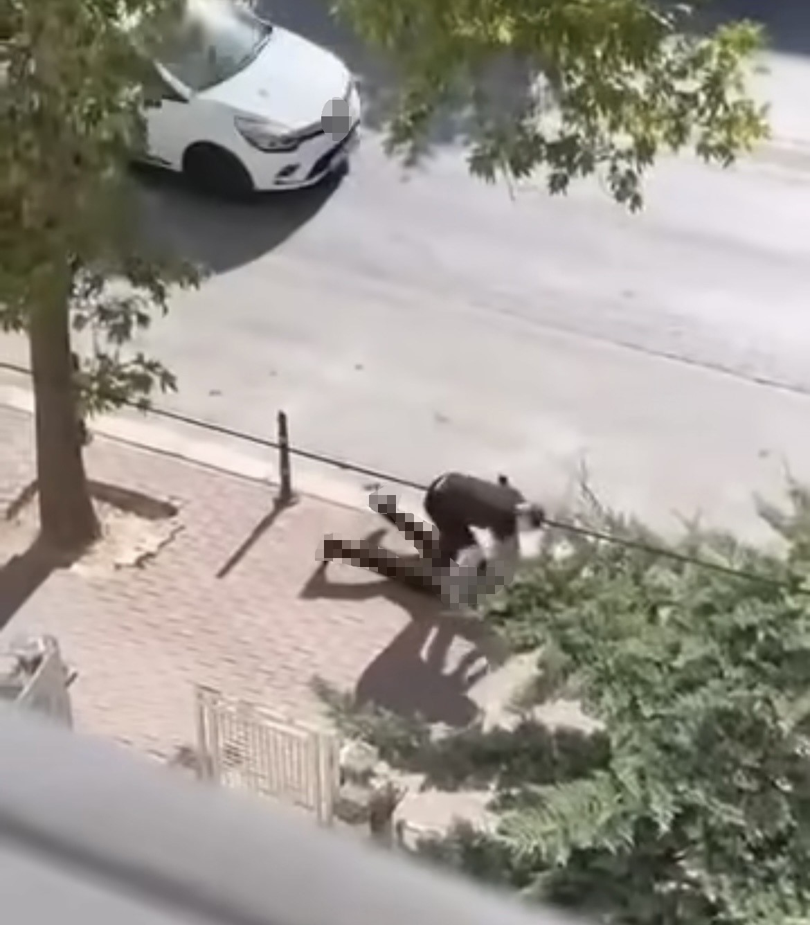 Husumetlisini sokak ortasında bı&ccedil;aklayarak &ouml;ld&uuml;rd&uuml;: Saldırı anı kamerada