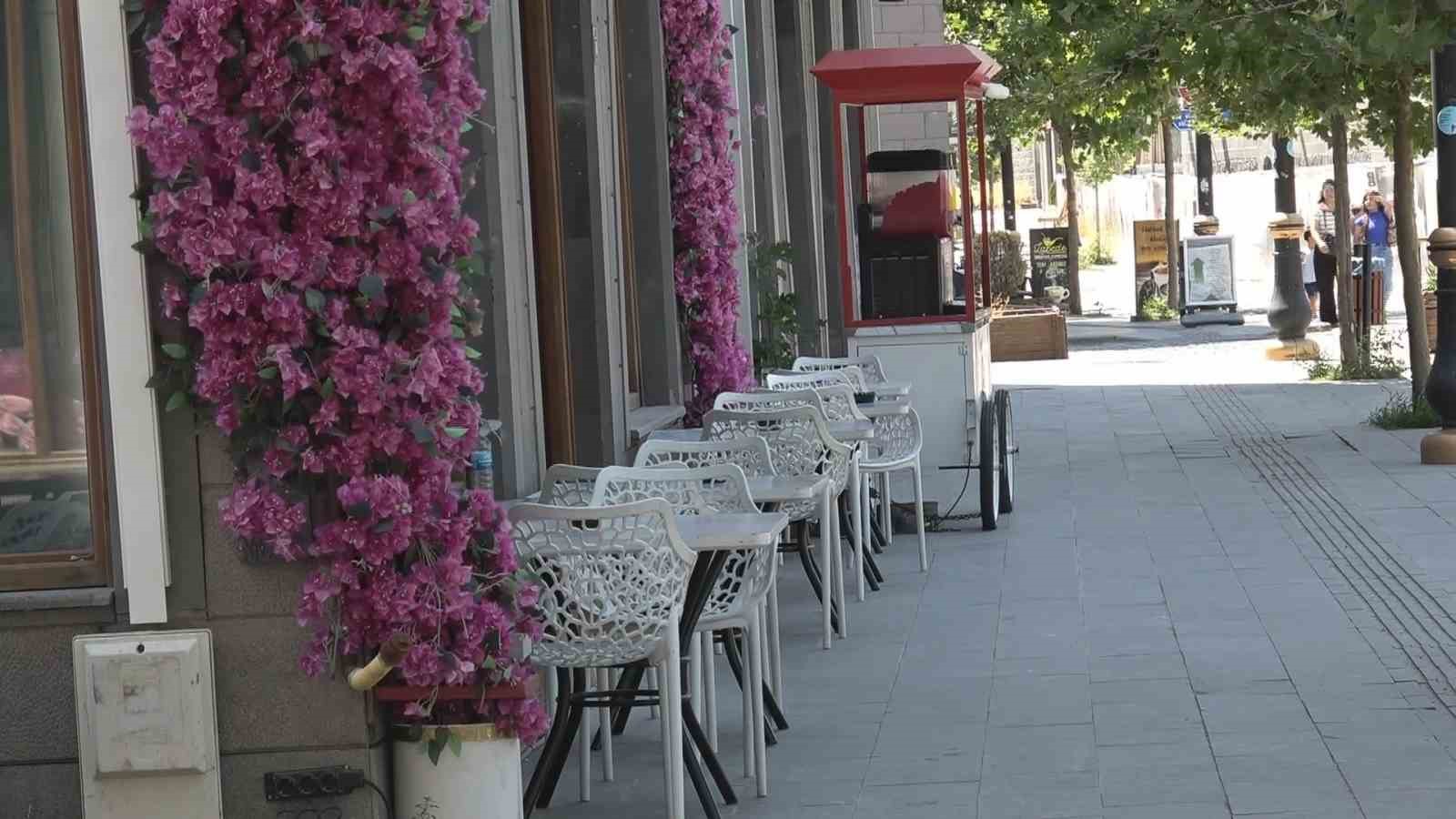Diyarbakır&rsquo;da sıcak havalar esnafı da vurdu: Kentte kepenkler &ouml;ğleden sonra a&ccedil;ılıyor
