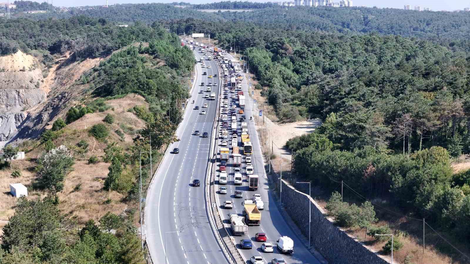 Arnavutk&ouml;y&rsquo;de yol &ccedil;alışması trafiği kilitledi: Kilometrelerce ara&ccedil; kuyruğu oluştu