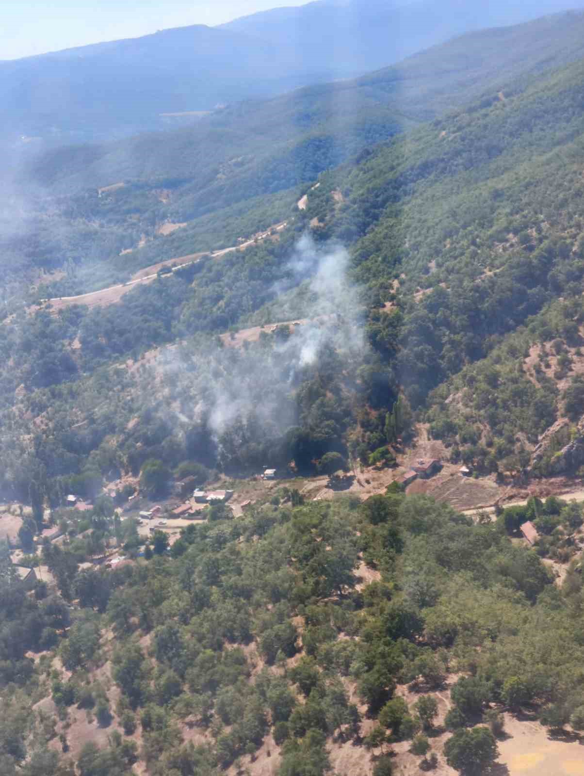 Otluk alanda &ccedil;ıkıp ormana sı&ccedil;rayan yangın s&ouml;nd&uuml;r&uuml;ld&uuml;