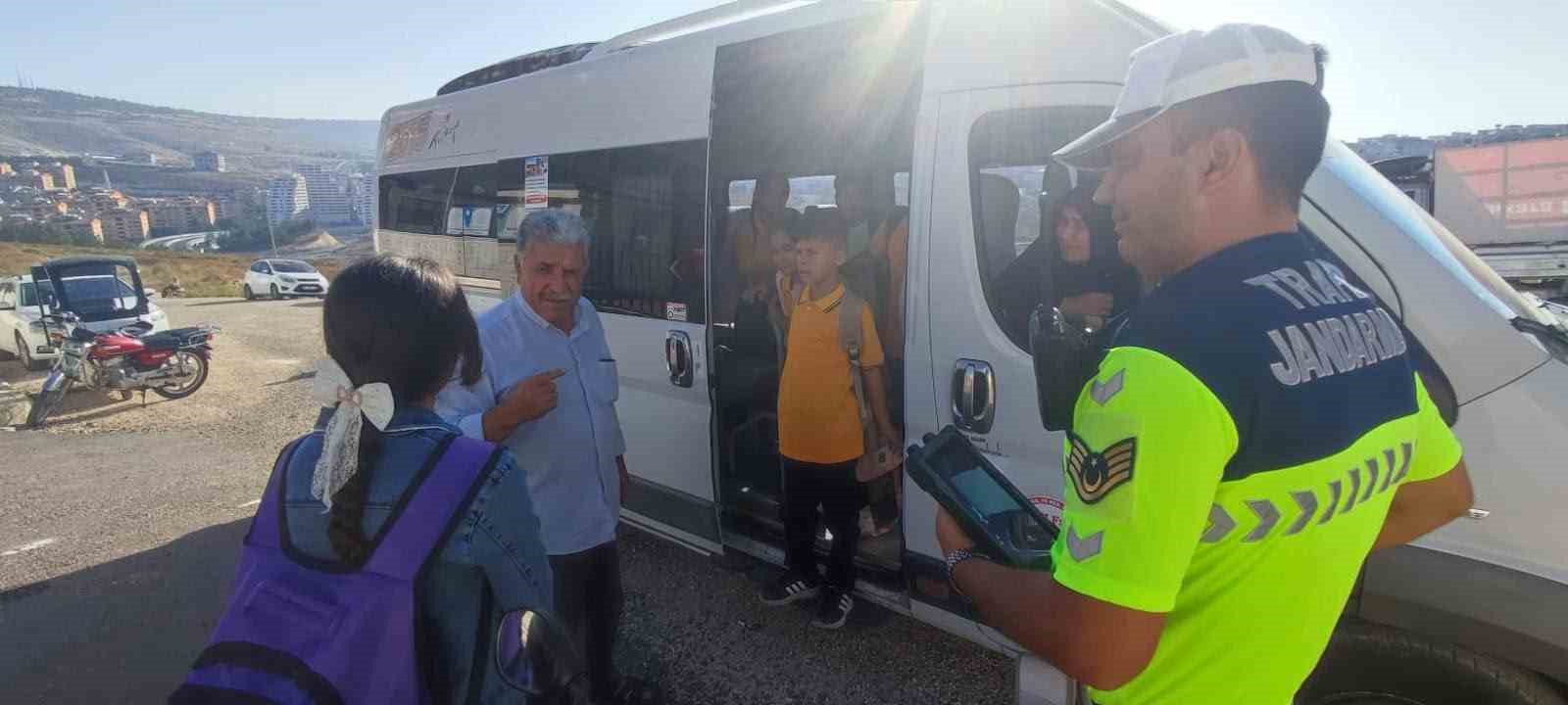 Jandarma ekipleri motosiklet ve okul servislerine y&ouml;nelik denetimlerini artırdı