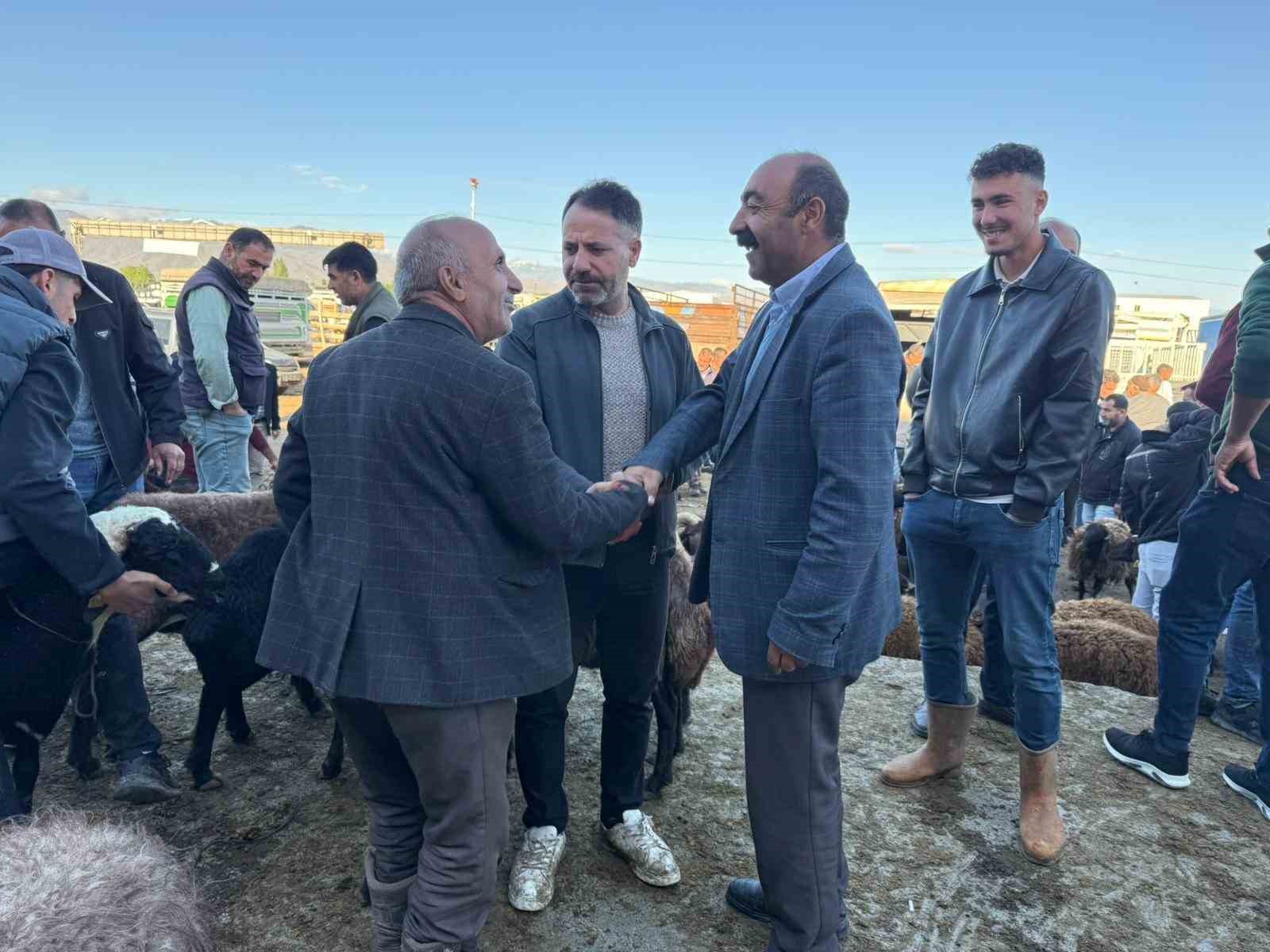 Iğdır&rsquo;da kurban pazarlıkları s&uuml;r&uuml;yor: Vatandaş k&uuml;&ccedil;&uuml;kbaşa y&ouml;neldi