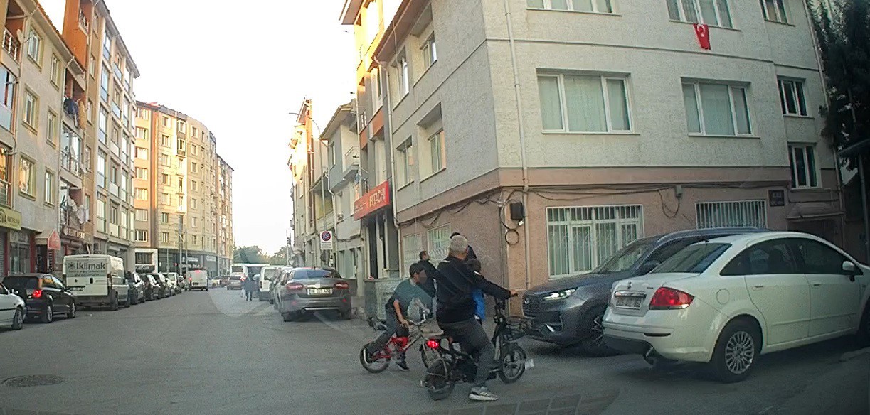 Bisikletli &ccedil;ocuk aracın altında kalmaktan son anda kurtuldu