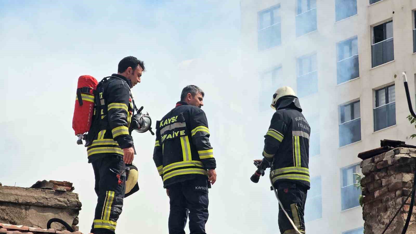 Metruk evin &ccedil;atısında &ccedil;ıkan yangını itfaiye s&ouml;nd&uuml;rd&uuml;