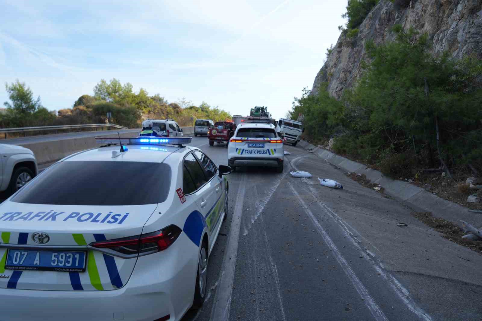 Pelet y&uuml;kl&uuml; kamyon bariyerlere &ccedil;arptı, kasası devrildi: 1 yaralı