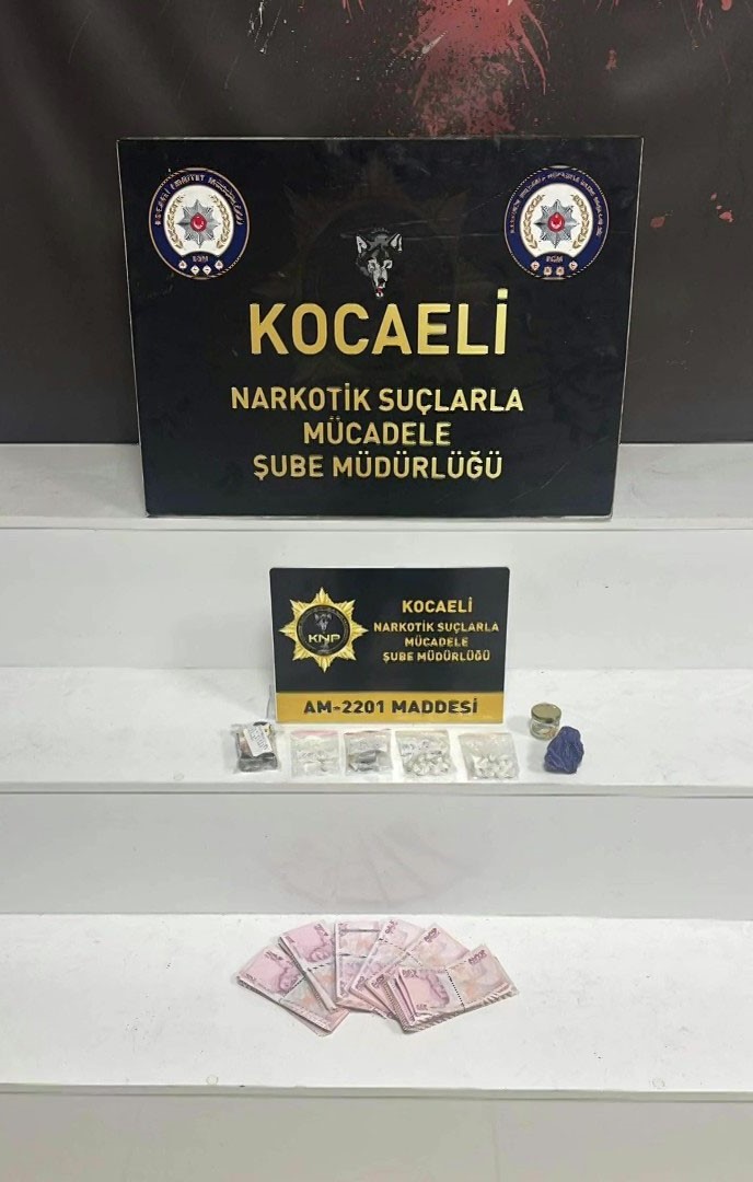 Fırının alt b&ouml;l&uuml;m&uuml;nden uyuşturucu ve 65 bin lira &ccedil;ıktı