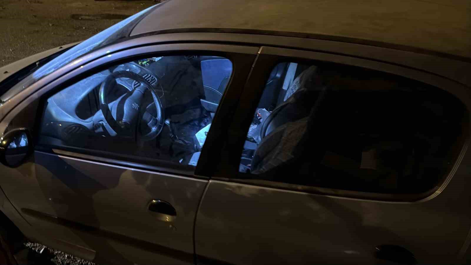 Polisin incelediği ara&ccedil; ve 2 şahıstan satışa hazır uyuşturucu ele ge&ccedil;irildi