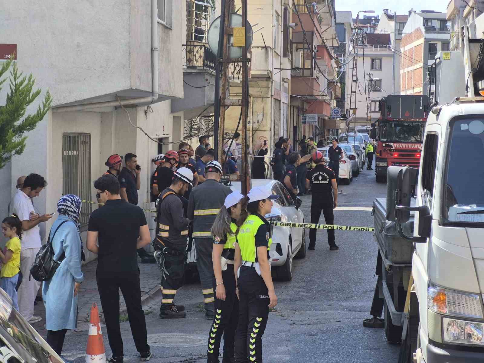 &Uuml;mraniye&rsquo;de 3 katlı binanın balkonu &ccedil;&ouml;kt&uuml;: 2 ara&ccedil; hasar g&ouml;rd&uuml;