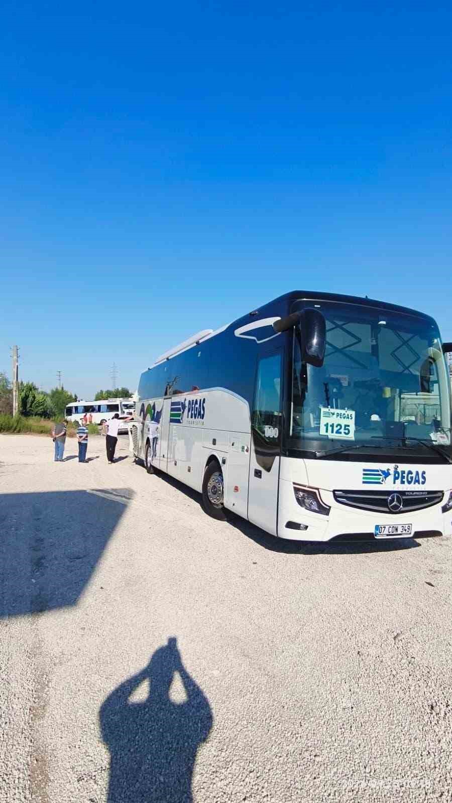 Antalya&rsquo;da tur otob&uuml;s&uuml; ile servis minib&uuml;s&uuml; &ccedil;arpıştı: 6 yaralı