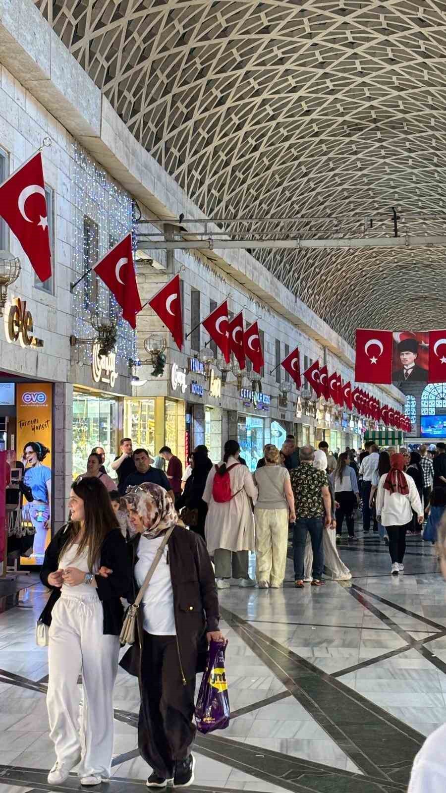 Bursa&rsquo;da Tarihi Kapalı &Ccedil;arşı T&uuml;rk bayraklarıyla donatıldı