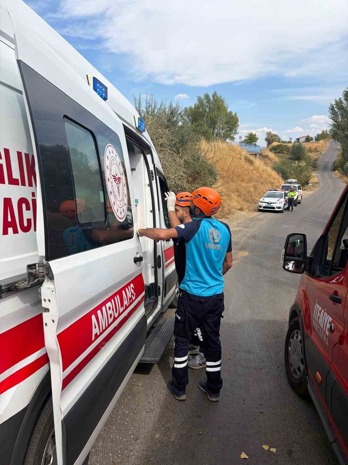 Bing&ouml;l&rsquo;de minib&uuml;s ağaca &ccedil;arptı: 3 yaralı