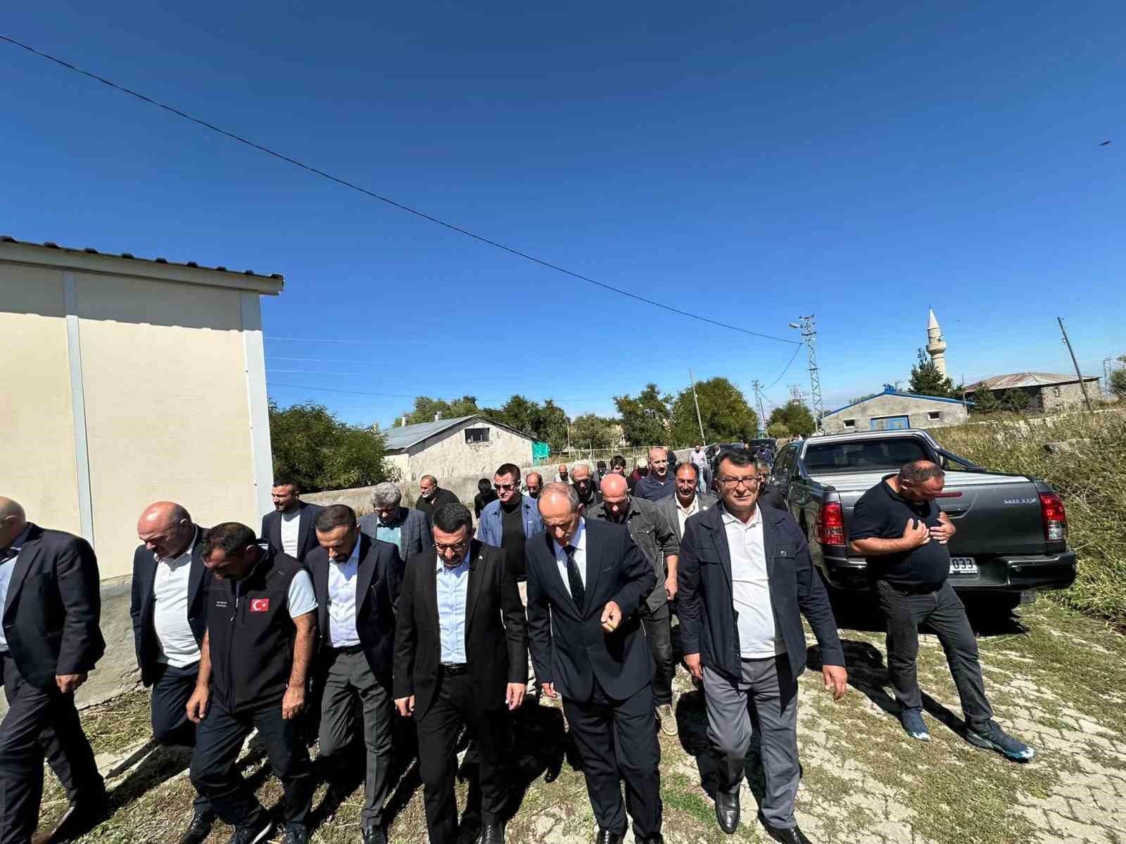 Kars’ta köy yolları silindirle sıkıştırılmış betonla yenileniyor: Bulanık’ta 5 kilometre tamamlandı
