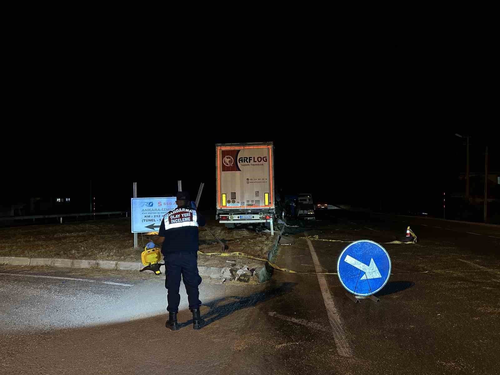 Uşak’ta traktör ile tır çarpıştı: 1 ölü, 1 yaralı