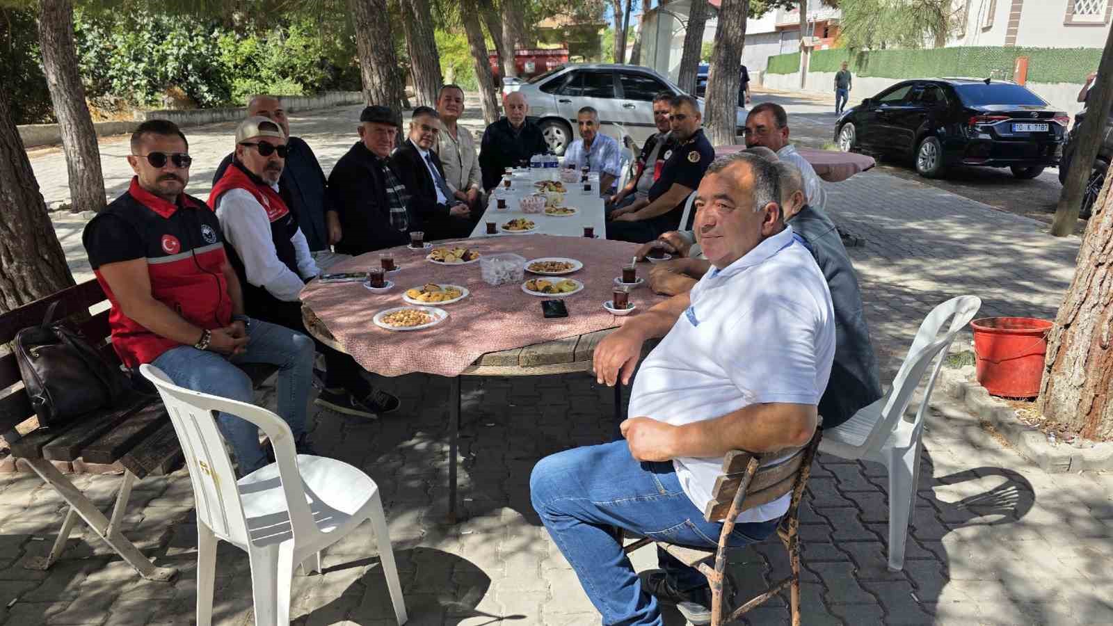 Bandırma&rsquo;da kaymakam tarlaya indi, ay&ccedil;i&ccedil;eği hasadına katıldı