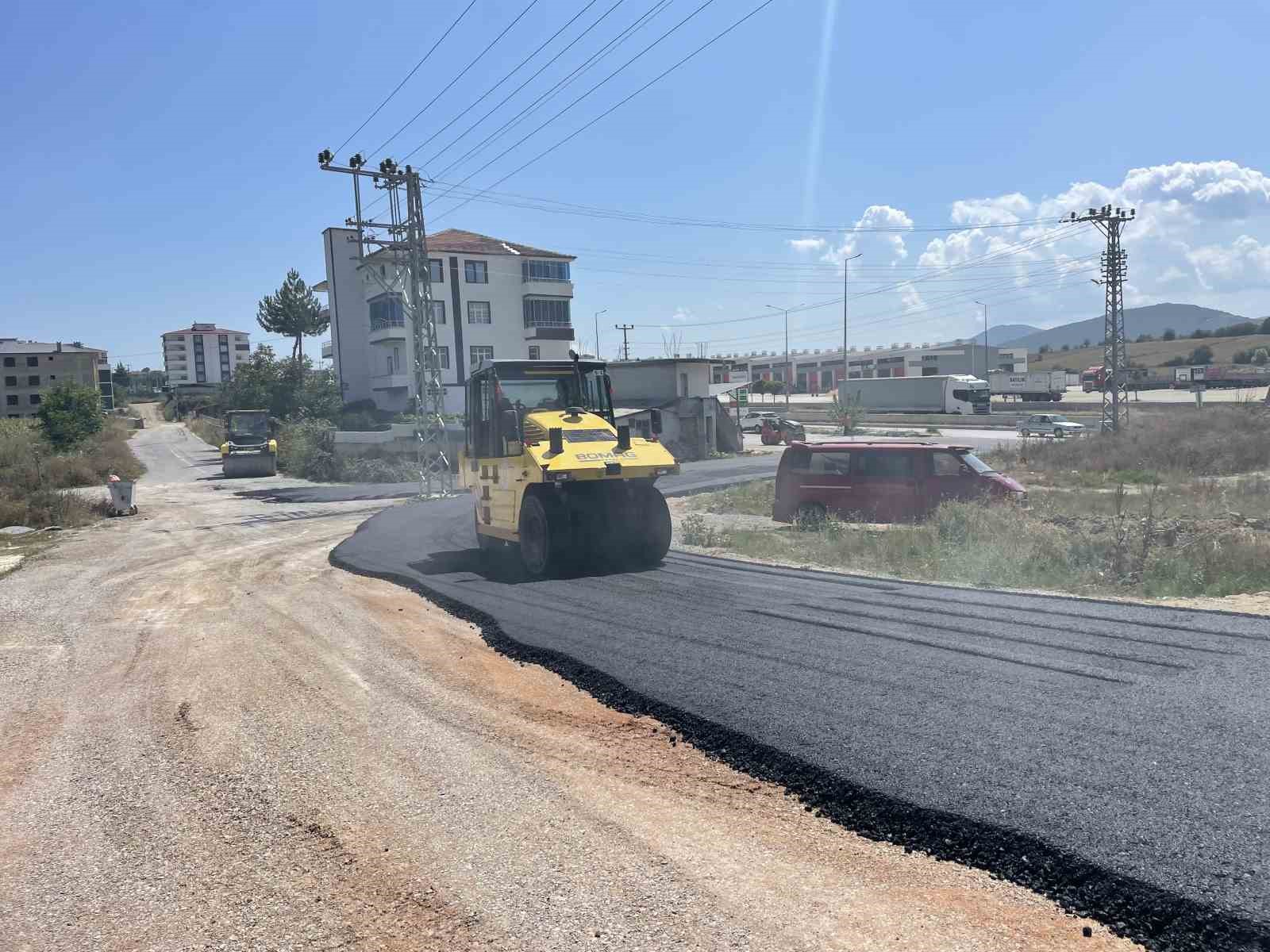 Kavak Devlet Hastanesi yolu sıcak asfaltla yenileniyor