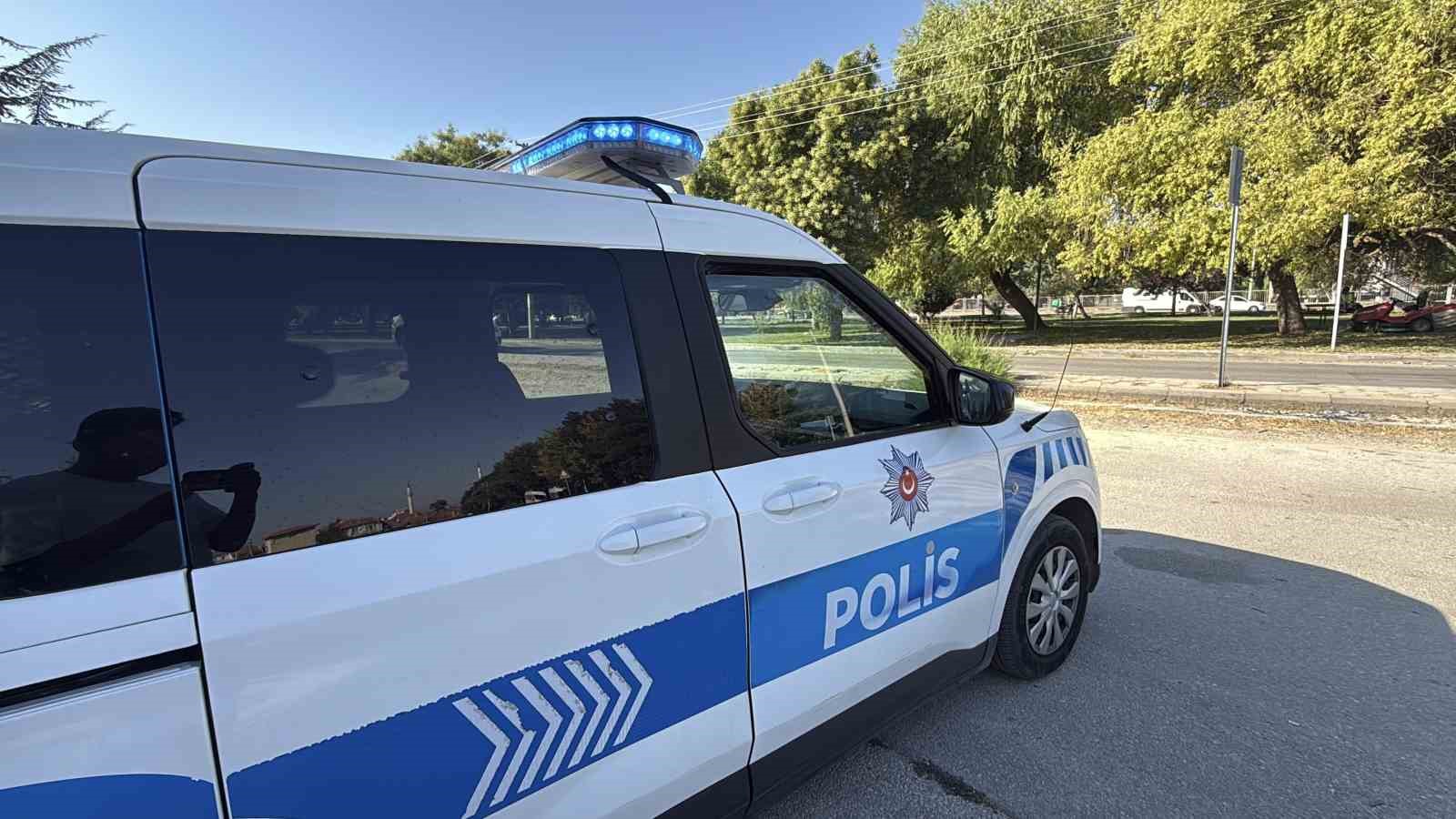 Sokak ortasındaki kavga sonrasında okulun &ouml;n&uuml;ndeki &ccedil;&ouml;p kutusunda tabanca &ccedil;ıktı