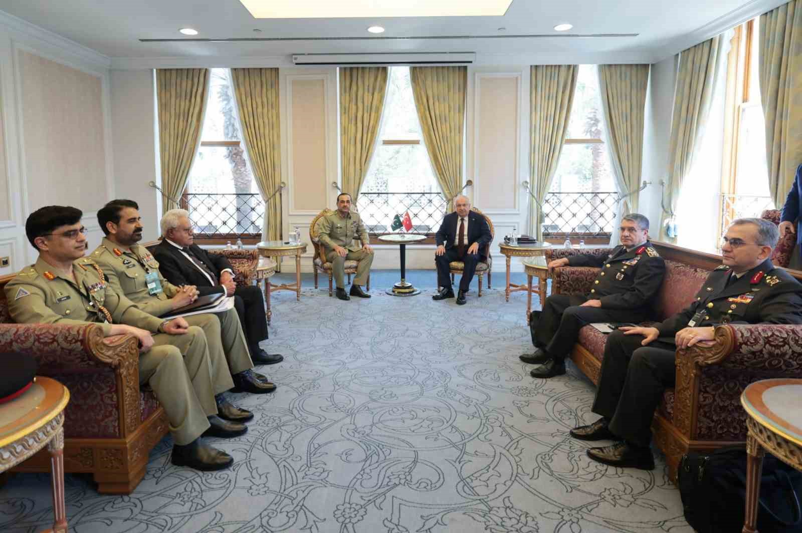 Mill&icirc; Savunma Bakanı Yaşar G&uuml;ler, Pakistan Kara Kuvvetleri ve Savunma Kuvvetleri Komutanı Mareşal Syed Asim Munir ile g&ouml;r&uuml;şt&uuml;